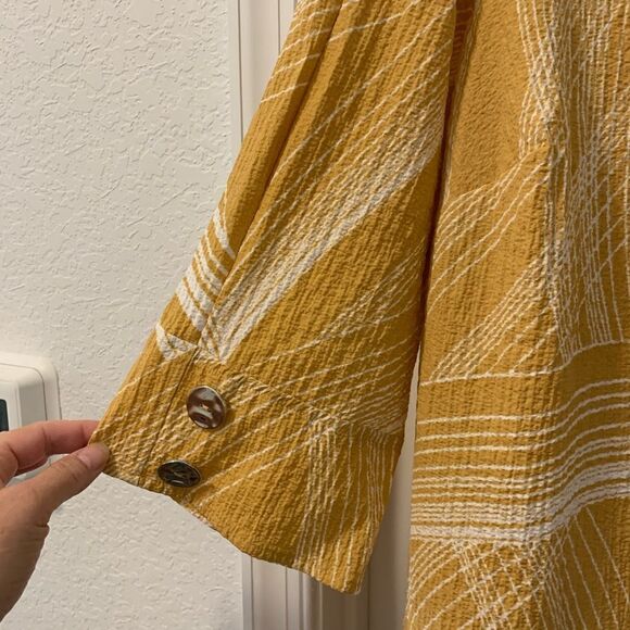 JM Collection Women’s Printed Saffron Gold Zip Front Top Size 1X - Picture 4 of 7